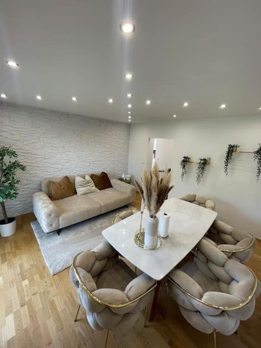 Moderne Wohnung In Der Naehe Vom Parndorf Outlet! Bruckneudorf ภายนอก รูปภาพ